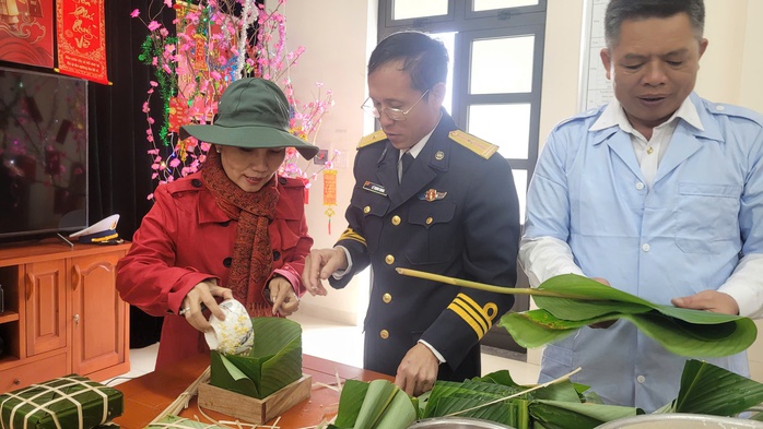 Mang Tết ra đảo tiền tiêu- Ảnh 3. Mang Tết ra đảo tiền tiêu- Ảnh 3.