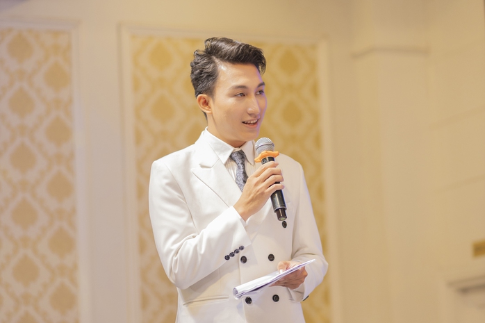 Bạn trẻ trải nghiệm "cày" Tết- Ảnh 1. Bạn trẻ trải nghiệm "cày" Tết- Ảnh 1.