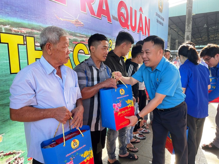 Báo Người Lao Động tặng 1.000 lá cờ Tổ quốc cùng ngư dân mở biển đầu năm- Ảnh 7. Báo Người Lao Động tặng 1.000 lá cờ Tổ quốc cùng ngư dân mở biển đầu năm- Ảnh 7.
