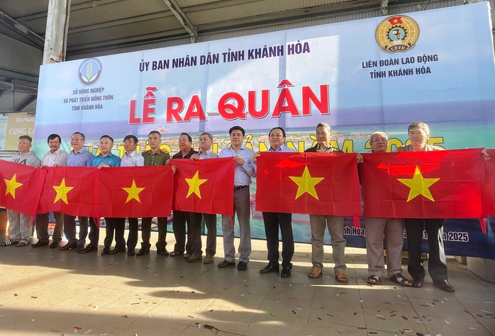 Báo Người Lao Động tặng 1.000 lá cờ Tổ quốc cùng ngư dân mở biển đầu năm- Ảnh 3. Báo Người Lao Động tặng 1.000 lá cờ Tổ quốc cùng ngư dân mở biển đầu năm- Ảnh 3.