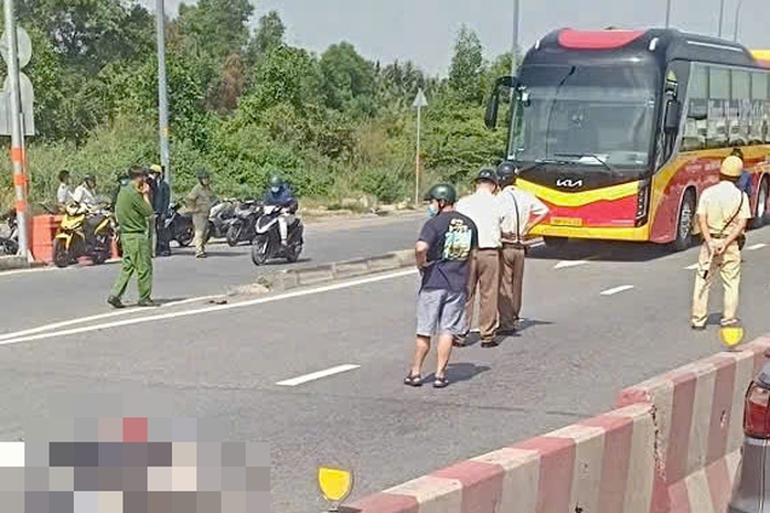 Người đàn ông tử vong trên cầu Phú Hữu, TP Thủ Đức- Ảnh 1. Người đàn ông tử vong trên cầu Phú Hữu, TP Thủ Đức- Ảnh 1.