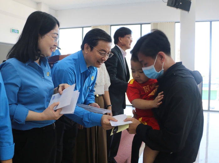 Ấn tượng chuỗi hoạt động chăm lo Tết tại Bình Dương- Ảnh 2. Ấn tượng chuỗi hoạt động chăm lo Tết tại Bình Dương- Ảnh 2.