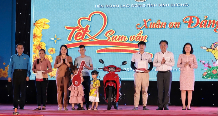 Ấn tượng chuỗi hoạt động chăm lo Tết tại Bình Dương- Ảnh 4. Ấn tượng chuỗi hoạt động chăm lo Tết tại Bình Dương- Ảnh 4.