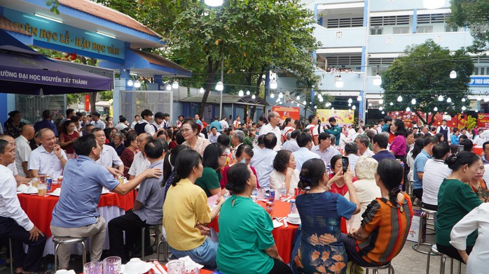Chuyện kể từ những mâm cơm Tết đặc biệt- Ảnh 8. Chuyện kể từ những mâm cơm Tết đặc biệt- Ảnh 8.
