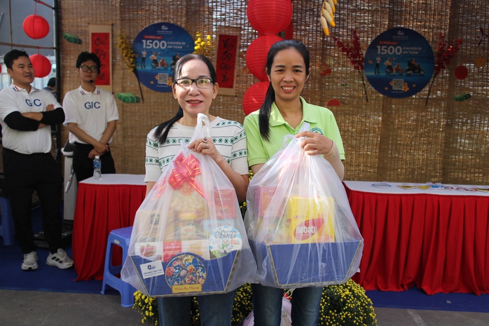 Tân trang miễn phí 1.500 xe máy cho công nhân về quê đón Tết- Ảnh 4. Tân trang miễn phí 1.500 xe máy cho công nhân về quê đón Tết- Ảnh 4.