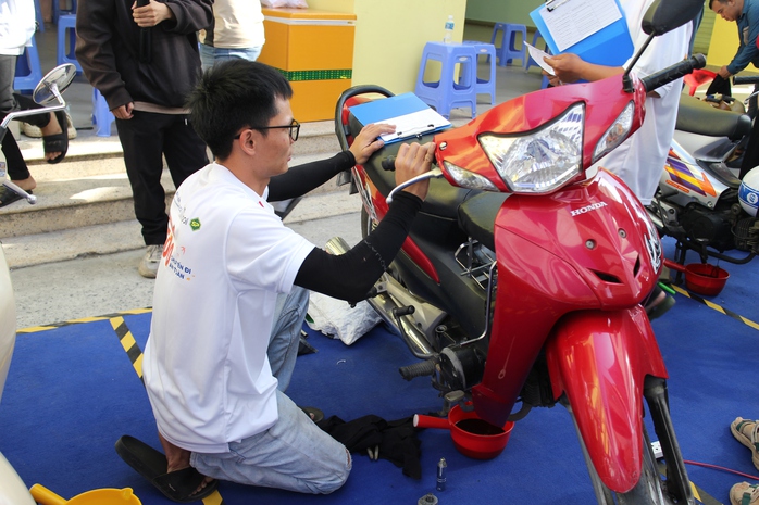 Tân trang miễn phí 1.500 xe máy cho công nhân về quê đón Tết- Ảnh 1. Tân trang miễn phí 1.500 xe máy cho công nhân về quê đón Tết- Ảnh 1.