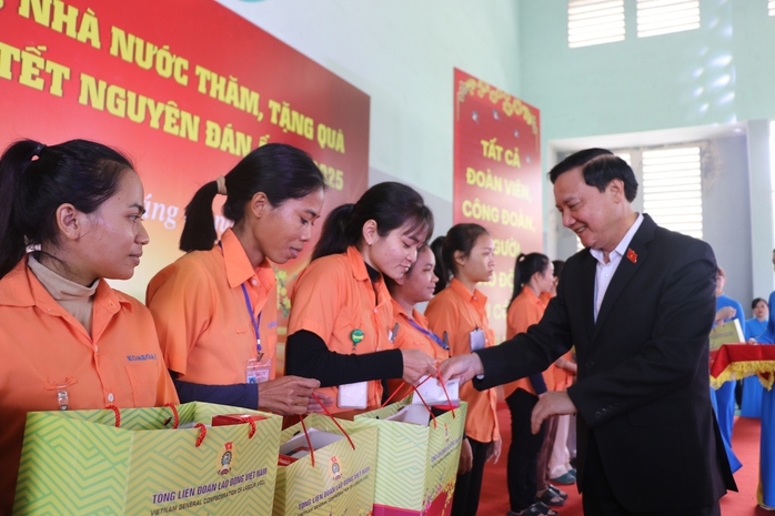 Phó Chủ tịch Quốc hội Nguyễn Khắc Định tặng quà cho người lao động Khánh Hòa- Ảnh 1.