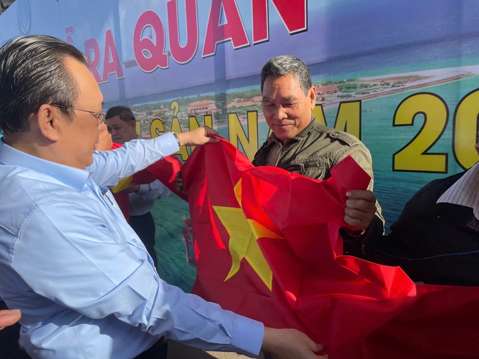 Báo Người Lao Động tặng 1.000 lá cờ Tổ quốc cùng ngư dân mở biển đầu năm- Ảnh 2. Báo Người Lao Động tặng 1.000 lá cờ Tổ quốc cùng ngư dân mở biển đầu năm- Ảnh 2.