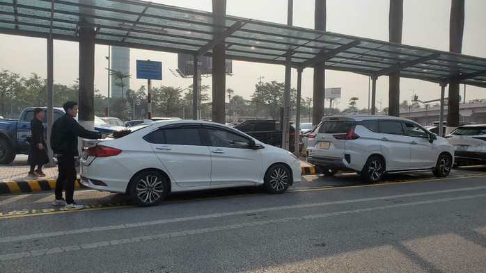 Vị trí đón khách của taxi công nghệ tại sân đỗ ôtô Nhà ga T1 Vị trí đón khách của taxi công nghệ tại sân đỗ ôtô Nhà ga T1