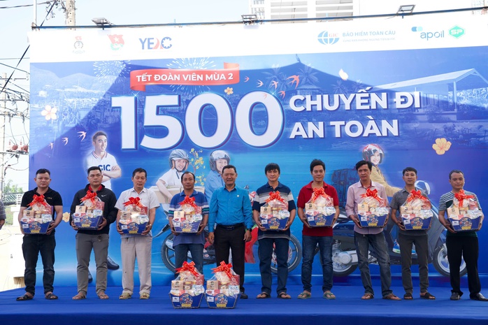Tân trang miễn phí 1.500 xe máy cho công nhân về quê đón Tết- Ảnh 5. Tân trang miễn phí 1.500 xe máy cho công nhân về quê đón Tết- Ảnh 5.