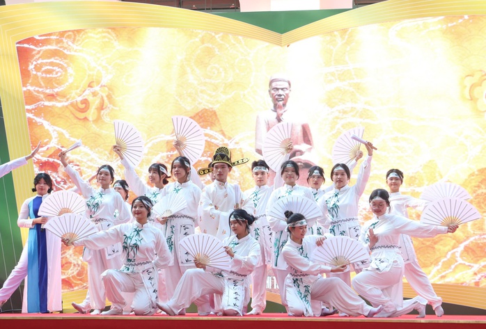 Nhiều thế hệ học sinh, thầy cô xúc động, tự hào về ngôi trường tròn 150 năm tuổi ở TP HCM- Ảnh 3. Nhiều thế hệ học sinh, thầy cô xúc động, tự hào về ngôi trường tròn 150 năm tuổi ở TP HCM- Ảnh 3.