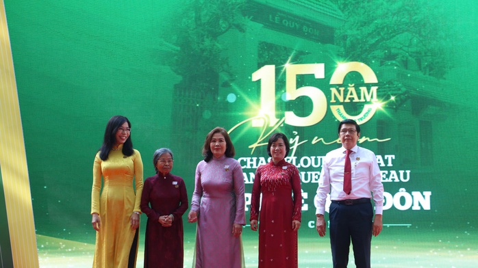 Nhiều thế hệ học sinh, thầy cô xúc động, tự hào về ngôi trường tròn 150 năm tuổi ở TP HCM- Ảnh 2. Nhiều thế hệ học sinh, thầy cô xúc động, tự hào về ngôi trường tròn 150 năm tuổi ở TP HCM- Ảnh 2.
