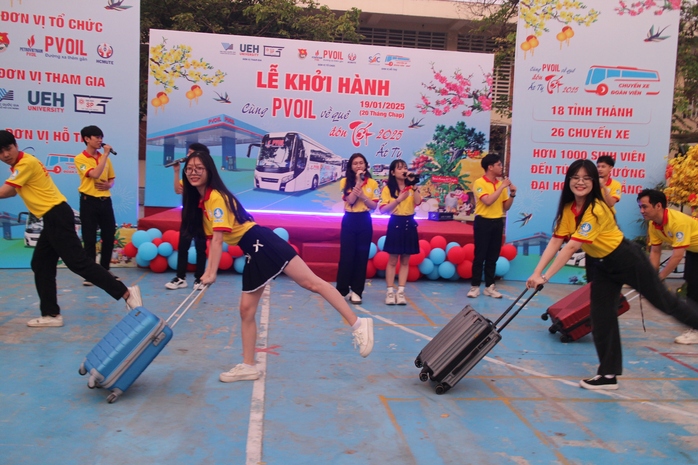 Sinh viên được “bao trọn gói” trên đường về quê đón Tết- Ảnh 1. Sinh viên được “bao trọn gói” trên đường về quê đón Tết- Ảnh 1.
