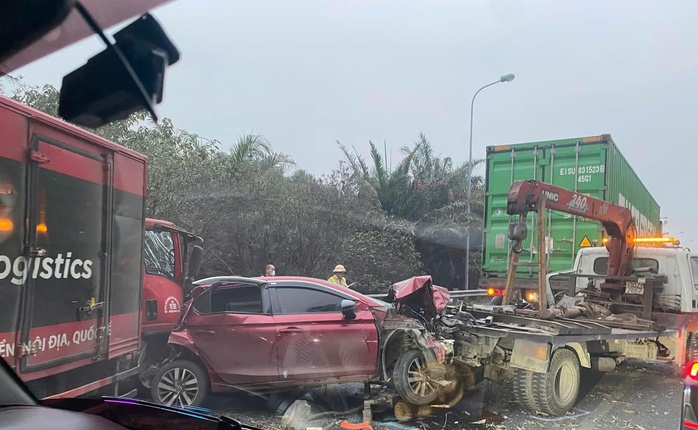 4 xe tông liên hoàn trên Đại lộ Thăng Long- Ảnh 1. 4 xe tông liên hoàn trên Đại lộ Thăng Long- Ảnh 1.
