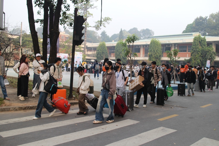 Sinh viên được “bao trọn gói” trên đường về quê đón Tết- Ảnh 3. Sinh viên được “bao trọn gói” trên đường về quê đón Tết- Ảnh 3.