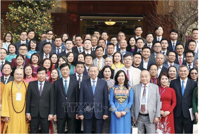 Tổng Bí thư Tô Lâm gặp gỡ kiều bào tiêu biểu dự "Xuân quê hương"- Ảnh 11. Tổng Bí thư Tô Lâm gặp gỡ kiều bào tiêu biểu dự "Xuân quê hương"- Ảnh 11.
