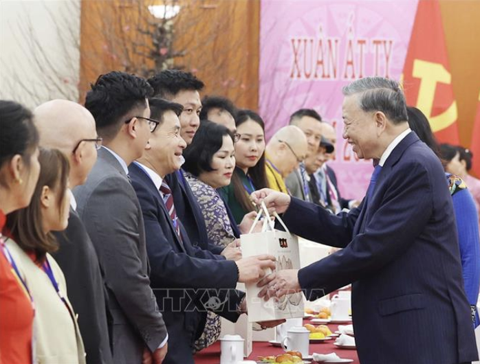 Tổng Bí thư Tô Lâm gặp gỡ kiều bào tiêu biểu dự "Xuân quê hương"- Ảnh 4. Tổng Bí thư Tô Lâm gặp gỡ kiều bào tiêu biểu dự "Xuân quê hương"- Ảnh 4.