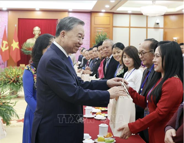 Tổng Bí thư Tô Lâm gặp gỡ kiều bào tiêu biểu dự "Xuân quê hương"- Ảnh 5. Tổng Bí thư Tô Lâm gặp gỡ kiều bào tiêu biểu dự "Xuân quê hương"- Ảnh 5.