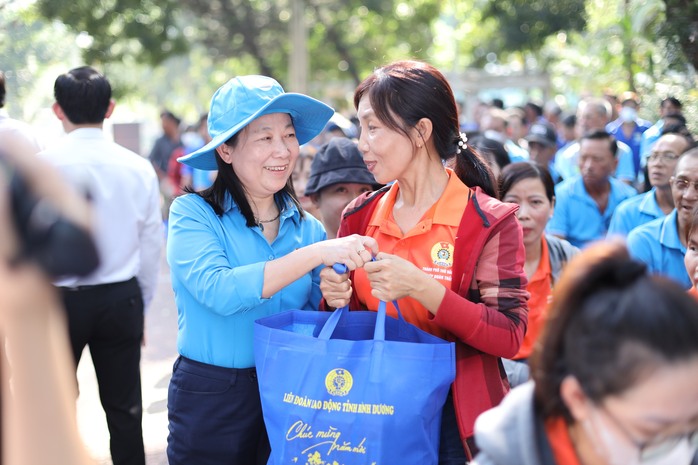 Tưng bừng lo Tết cho công nhân ở Bình Dương- Ảnh 3. Tưng bừng lo Tết cho công nhân ở Bình Dương- Ảnh 3.