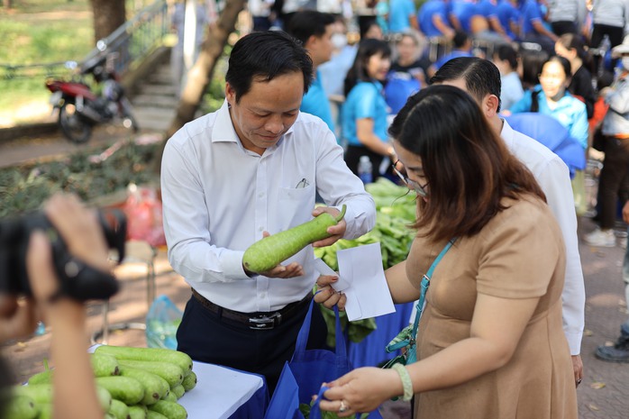 Tưng bừng lo Tết cho công nhân ở Bình Dương- Ảnh 2. Tưng bừng lo Tết cho công nhân ở Bình Dương- Ảnh 2.