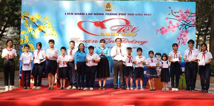 Tưng bừng lo Tết cho công nhân ở Bình Dương- Ảnh 1. Tưng bừng lo Tết cho công nhân ở Bình Dương- Ảnh 1.