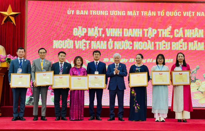 Vinh danh các kiều bào tiêu biểu- Ảnh 6. Vinh danh các kiều bào tiêu biểu- Ảnh 6.
