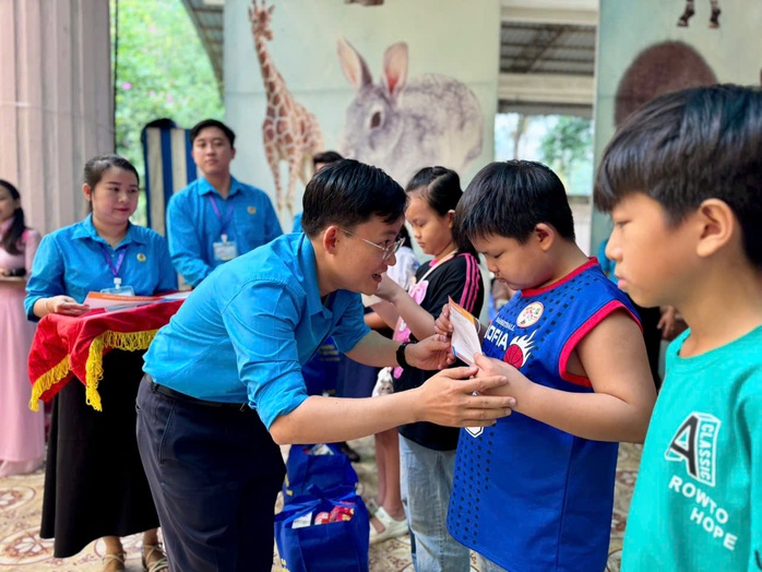 Tết ấm áp với con công nhân nghèo- Ảnh 1. Tết ấm áp với con công nhân nghèo- Ảnh 1.