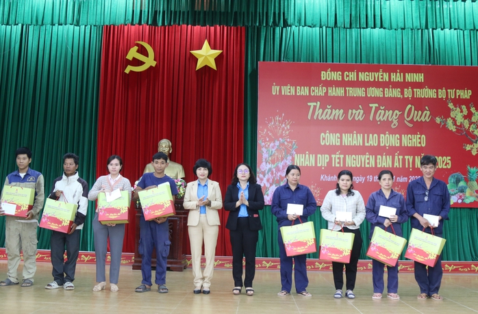 Bộ trưởng Bộ Tư pháp Nguyễn Hải Ninh gởi tặng quà Tết cho người lao động Khánh Hòa- Ảnh 5. Bộ trưởng Bộ Tư pháp Nguyễn Hải Ninh gởi tặng quà Tết cho người lao động Khánh Hòa- Ảnh 5.