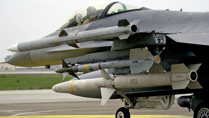 Tiêm kích F-16C mang theo tên lửa AIM-120 AMRAAM. Ảnh: TWZ Tiêm kích F-16C mang theo tên lửa AIM-120 AMRAAM. Ảnh: TWZ