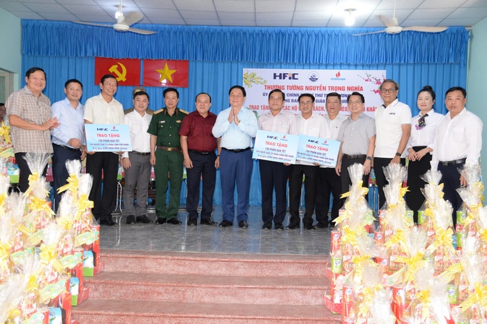 Trưởng Ban Tuyên giáo Trung ương tặng quà cho gia đình chính sách, hộ nghèo tại Tiền Giang- Ảnh 3. Trưởng Ban Tuyên giáo Trung ương tặng quà cho gia đình chính sách, hộ nghèo tại Tiền Giang- Ảnh 3.