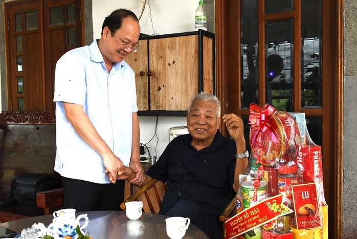 Bí thư Tỉnh ủy Cà Mau Nguyễn Hồ Hải thăm và chúc Tết cán bộ hưu trí- Ảnh 1. Bí thư Tỉnh ủy Cà Mau Nguyễn Hồ Hải thăm và chúc Tết cán bộ hưu trí- Ảnh 1.