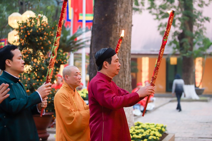 Chủ tịch nước Lương Cường cùng kiều bào dâng hương tại Hoàng thành Thăng Long- Ảnh 4. Chủ tịch nước Lương Cường cùng kiều bào dâng hương tại Hoàng thành Thăng Long- Ảnh 4.