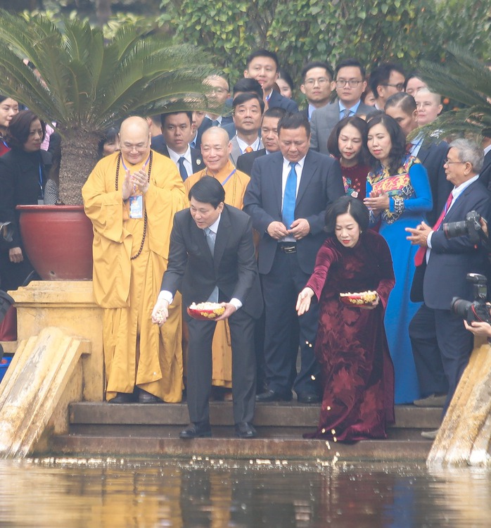 Chủ tịch nước Lương Cường và Phu nhân thả cá chép tiễn ông Công, ông Táo- Ảnh 7. Chủ tịch nước Lương Cường và Phu nhân thả cá chép tiễn ông Công, ông Táo- Ảnh 7.