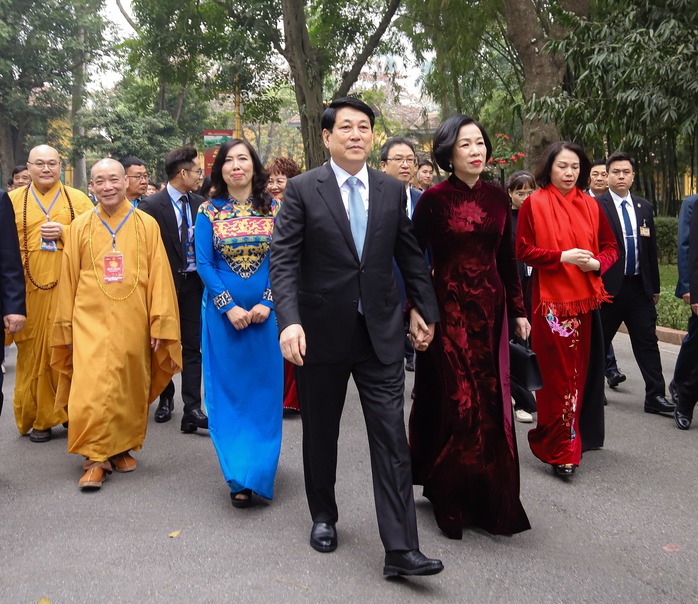 Chủ tịch nước Lương Cường và Phu nhân thả cá chép tiễn ông Công, ông Táo- Ảnh 3. Chủ tịch nước Lương Cường và Phu nhân thả cá chép tiễn ông Công, ông Táo- Ảnh 3.
