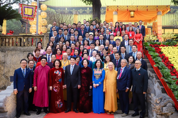 Chủ tịch nước Lương Cường cùng kiều bào dâng hương tại Hoàng thành Thăng Long- Ảnh 7. Chủ tịch nước Lương Cường cùng kiều bào dâng hương tại Hoàng thành Thăng Long- Ảnh 7.