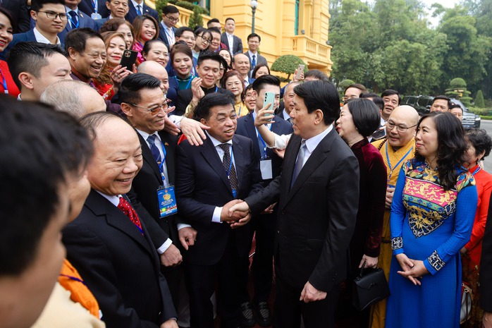 Chủ tịch nước Lương Cường và Phu nhân thả cá chép tiễn ông Công, ông Táo- Ảnh 12. Chủ tịch nước Lương Cường và Phu nhân thả cá chép tiễn ông Công, ông Táo- Ảnh 12.