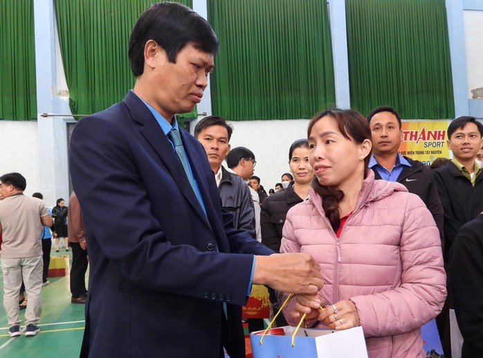 Cô giáo xúc động nhận quà Tết từ Phó Chủ tịch Quốc hội, nói “sẽ dành mua quần áo mới cho con”- Ảnh 3. Cô giáo xúc động nhận quà Tết từ Phó Chủ tịch Quốc hội, nói “sẽ dành mua quần áo mới cho con”- Ảnh 3.