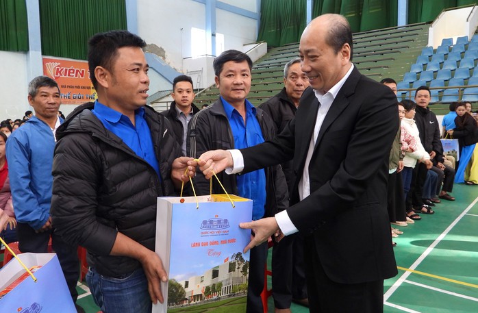 Cô giáo xúc động nhận quà Tết từ Phó Chủ tịch Quốc hội, nói “sẽ dành mua quần áo mới cho con”- Ảnh 2. Cô giáo xúc động nhận quà Tết từ Phó Chủ tịch Quốc hội, nói “sẽ dành mua quần áo mới cho con”- Ảnh 2.