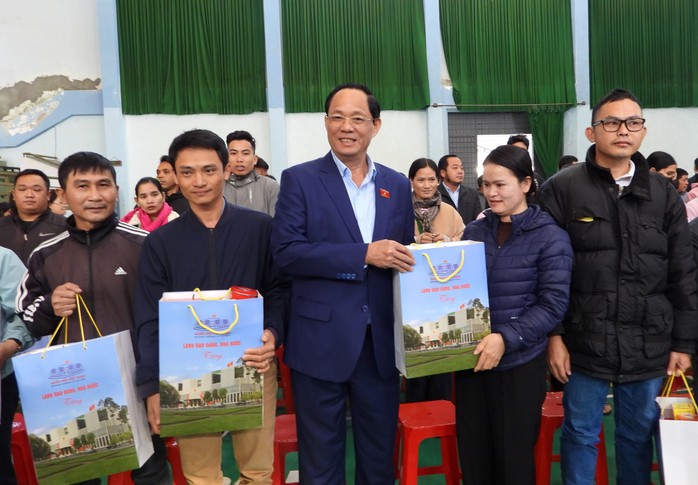 Cô giáo xúc động nhận quà Tết từ Phó Chủ tịch Quốc hội, nói “sẽ dành mua quần áo mới cho con”- Ảnh 1. Cô giáo xúc động nhận quà Tết từ Phó Chủ tịch Quốc hội, nói “sẽ dành mua quần áo mới cho con”- Ảnh 1.