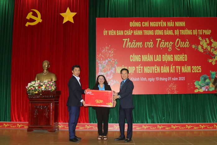 Bộ trưởng Bộ Tư pháp Nguyễn Hải Ninh gởi tặng quà Tết cho người lao động Khánh Hòa- Ảnh 1. Bộ trưởng Bộ Tư pháp Nguyễn Hải Ninh gởi tặng quà Tết cho người lao động Khánh Hòa- Ảnh 1.