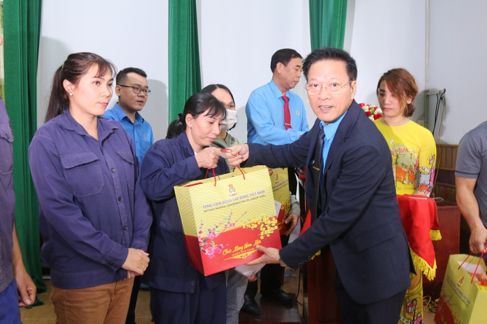 Bộ trưởng Bộ Tư pháp Nguyễn Hải Ninh gởi tặng quà Tết cho người lao động Khánh Hòa- Ảnh 2. Bộ trưởng Bộ Tư pháp Nguyễn Hải Ninh gởi tặng quà Tết cho người lao động Khánh Hòa- Ảnh 2.