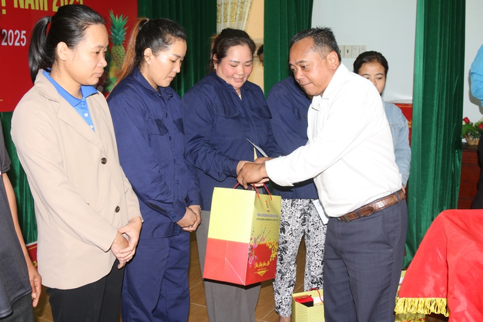 Bộ trưởng Bộ Tư pháp Nguyễn Hải Ninh gởi tặng quà Tết cho người lao động Khánh Hòa- Ảnh 3. Bộ trưởng Bộ Tư pháp Nguyễn Hải Ninh gởi tặng quà Tết cho người lao động Khánh Hòa- Ảnh 3.