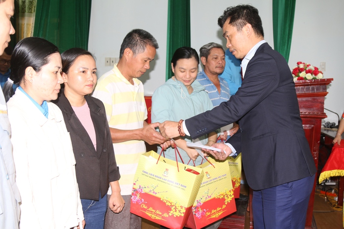 Bộ trưởng Bộ Tư pháp Nguyễn Hải Ninh gởi tặng quà Tết cho người lao động Khánh Hòa- Ảnh 4. Bộ trưởng Bộ Tư pháp Nguyễn Hải Ninh gởi tặng quà Tết cho người lao động Khánh Hòa- Ảnh 4.