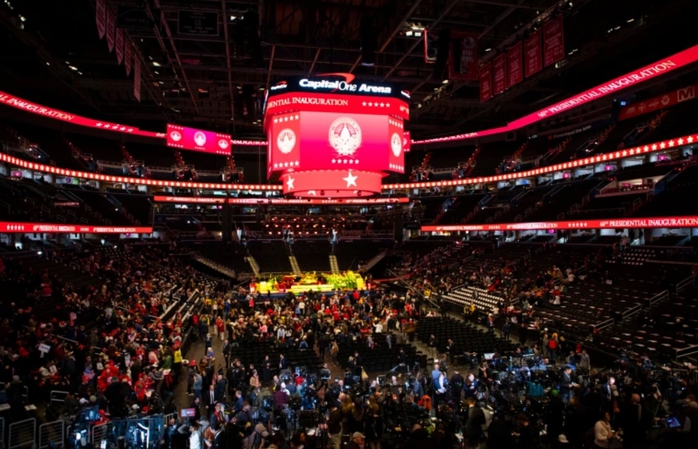 Capital One Arena trước cuộc mít-tinh của ông Trump hôm 19-1. Ảnh: NBC News Capital One Arena trước cuộc mít-tinh của ông Trump hôm 19-1. Ảnh: NBC News