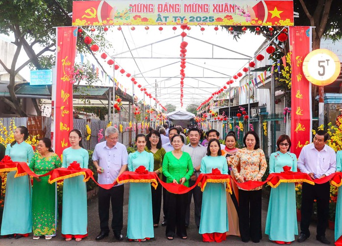 Chủ tịch HĐND TP HCM Nguyễn Thị Lệ dự ngày hội "Xuân đoàn kết - Tết nghĩa tình" tại huyện Củ Chi- Ảnh 3. Chủ tịch HĐND TP HCM Nguyễn Thị Lệ dự ngày hội "Xuân đoàn kết - Tết nghĩa tình" tại huyện Củ Chi- Ảnh 3.