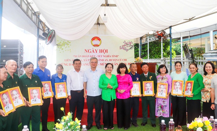 Chủ tịch HĐND TP HCM Nguyễn Thị Lệ dự ngày hội "Xuân đoàn kết - Tết nghĩa tình" tại huyện Củ Chi- Ảnh 1. Chủ tịch HĐND TP HCM Nguyễn Thị Lệ dự ngày hội "Xuân đoàn kết - Tết nghĩa tình" tại huyện Củ Chi- Ảnh 1.