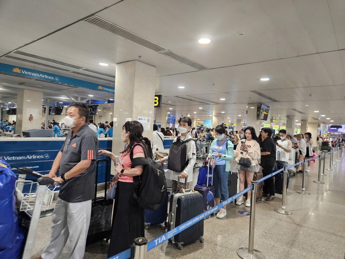 Người dân ùn ùn về quê ăn Tết sớm, sân bay Tân Sơn Nhất đông nghịt- Ảnh 7. Người dân ùn ùn về quê ăn Tết sớm, sân bay Tân Sơn Nhất đông nghịt- Ảnh 7.