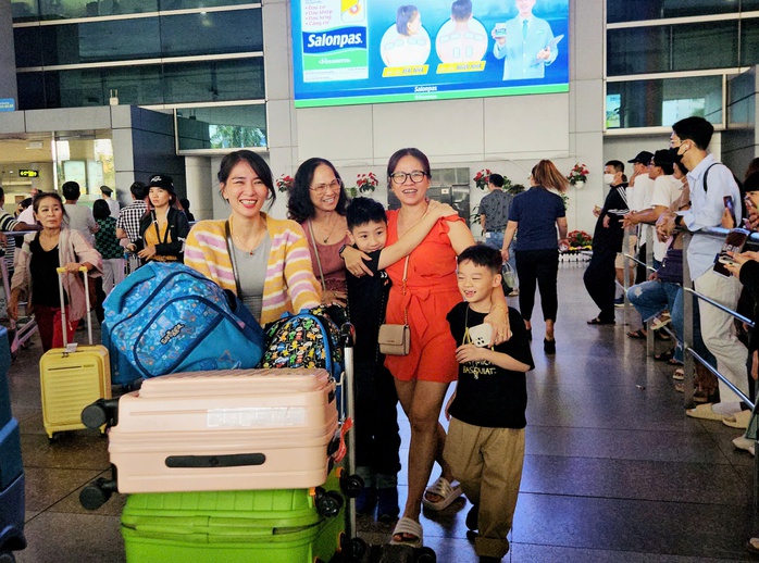Người dân ùn ùn về quê ăn Tết sớm, sân bay Tân Sơn Nhất đông nghịt- Ảnh 2. Người dân ùn ùn về quê ăn Tết sớm, sân bay Tân Sơn Nhất đông nghịt- Ảnh 2.