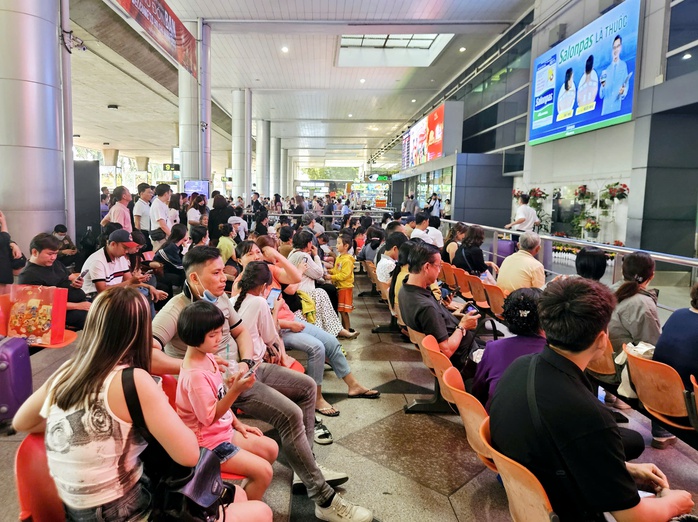 Người dân ùn ùn về quê ăn Tết sớm, sân bay Tân Sơn Nhất đông nghịt- Ảnh 4. Người dân ùn ùn về quê ăn Tết sớm, sân bay Tân Sơn Nhất đông nghịt- Ảnh 4.