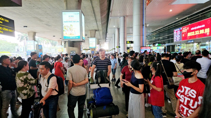 Người dân ùn ùn về quê ăn Tết sớm, sân bay Tân Sơn Nhất đông nghịt- Ảnh 1. Người dân ùn ùn về quê ăn Tết sớm, sân bay Tân Sơn Nhất đông nghịt- Ảnh 1.